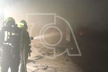 Los bomberos sofocaron este domingo un nuevo incendio en el parquin subterráneo de Arnao, en estado de abandono (Foto TA)